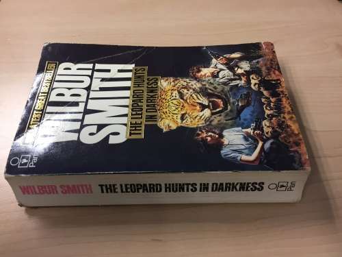 THE LEOPARD HUNTS IN DARKNESS - WILBUR SMITH